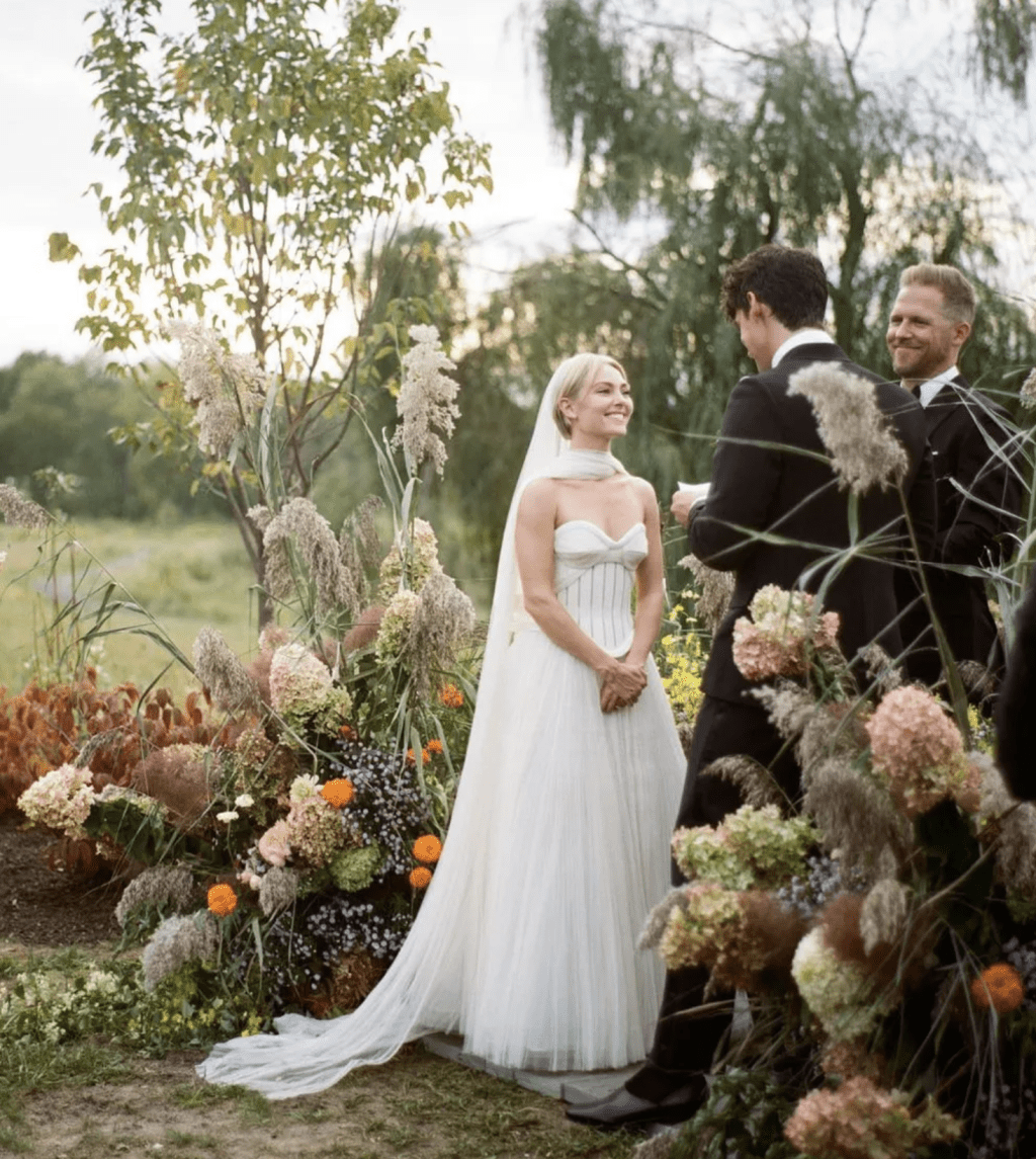 美国女星AnnaSophia Robb的婚纱正是Danielle Frankel的出品。