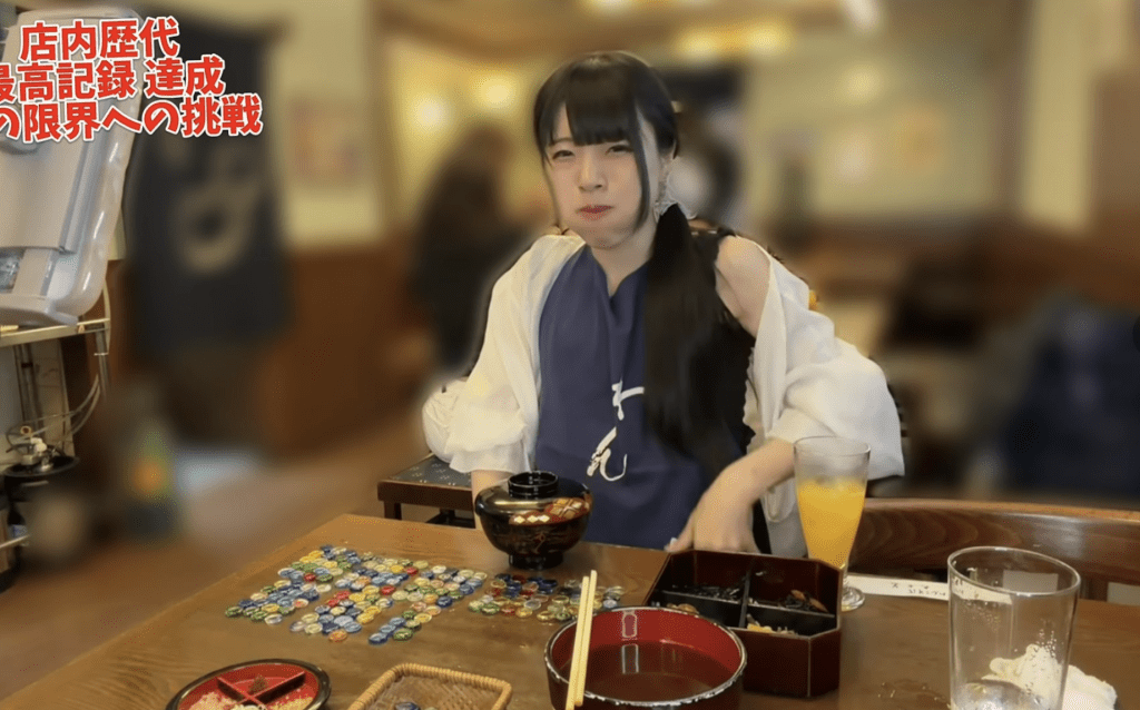 多部田睡睡一口气吃下755碗“碗子荞麦面”，打破“东家”创业119年以来的最高纪录。
