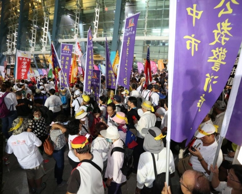 反對年金改革的團體堵塞入口,阻止運動員進場。