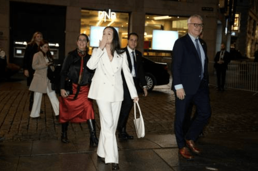 馬查多在酒店外向支持者致意。法新社