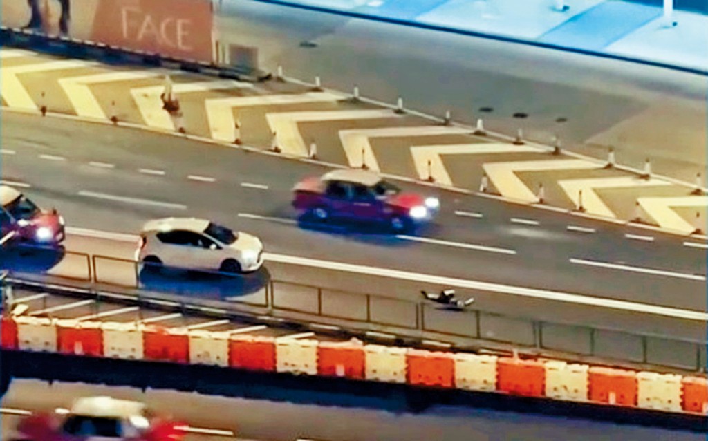 醉酒男子在紅磡海底隧道對開康莊道躺臥馬路,險象環生。