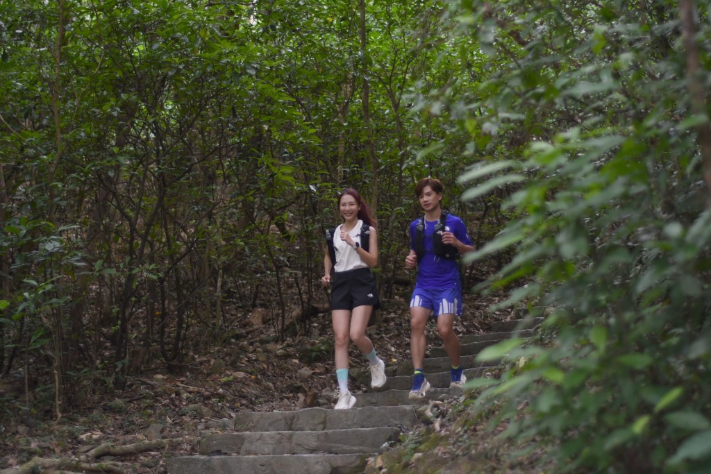 钊峰邀请米露迪参加毅行者，希望多一个朋友感受跑山乐趣。 吴家祺摄