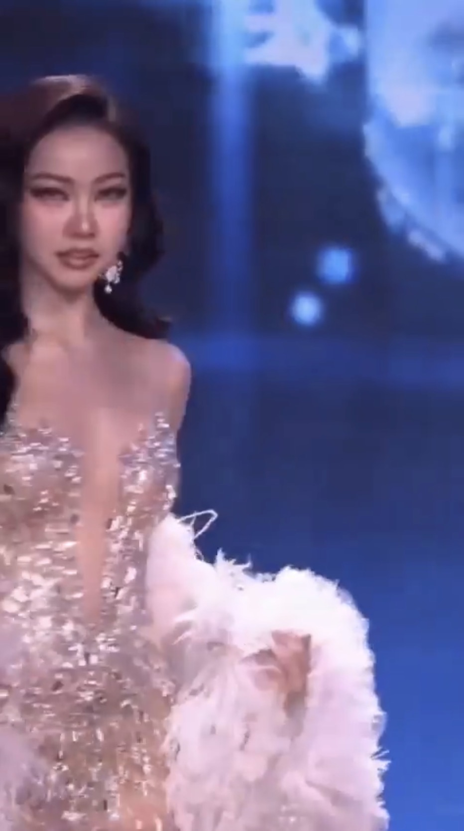 2026泰国小姐|甘末宛(Kamolwan Chanago)华丽转身,若无其事完成台步。 X@Ambas_Manos 2026泰国小姐|甘末宛(Kamolwan Chanago)华丽转身,若无其事完成台步。 X@Ambas_Manos