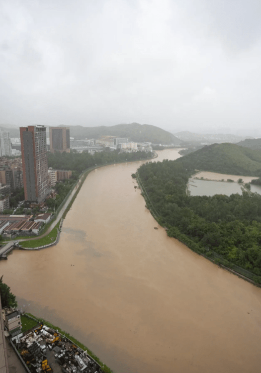 深圳河严重泛滥，水已涨满。