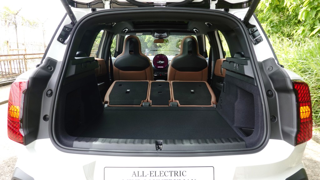 Mini Countryman E純電動SUV香港試駕，原有450公升車尾廂配合後排椅背覆摺，可擴展至1,450公升存量。