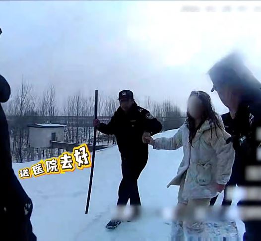 安徽有女子離奇在大雪夜流連郊外連8小時，險變人形冰雕。抖音＠平安龍子湖