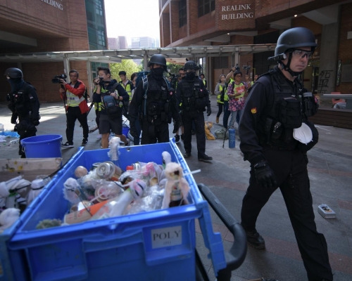 警方爆炸品處理課及鑑證科人員於理大多處視察及檢查。 