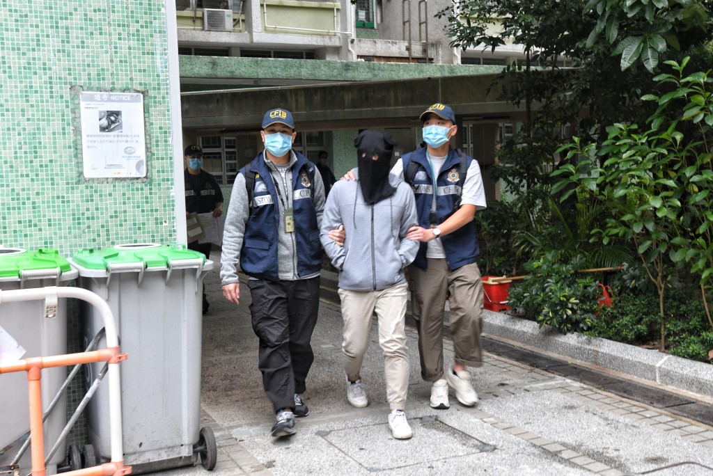 行动中，海关拘捕4名男女。