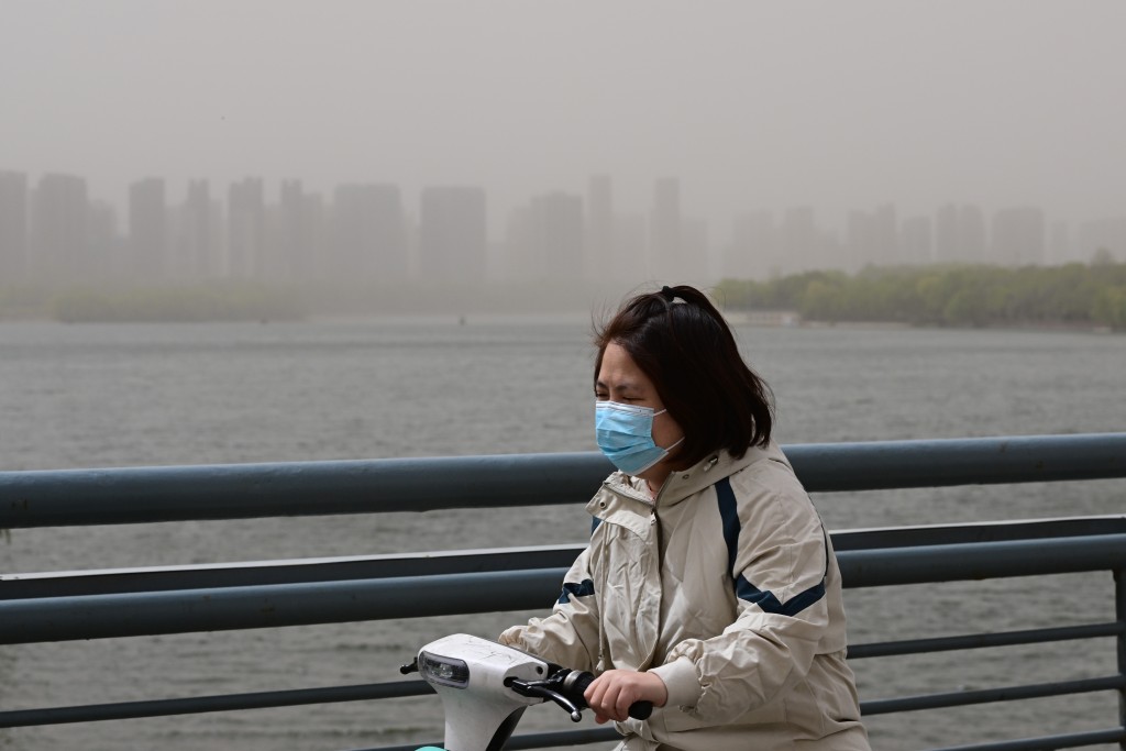 辽宁省渖阳市西北风劲吹并伴有扬沙或浮尘。中新社