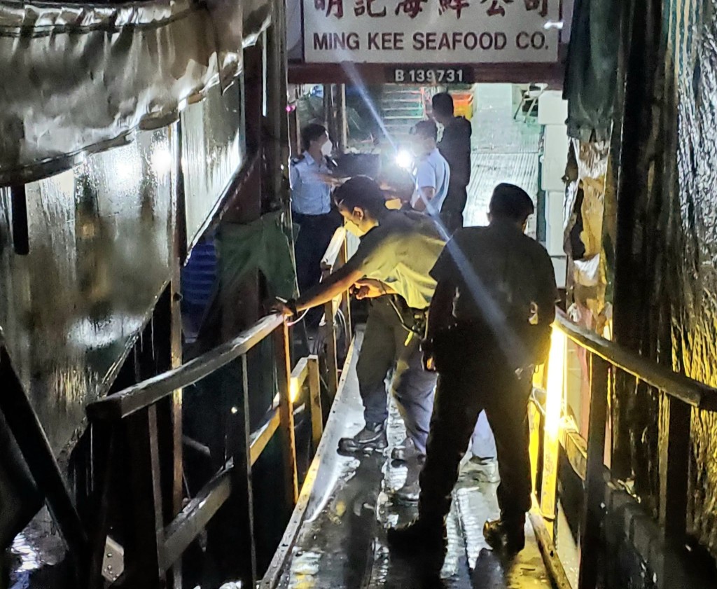 警方于香港仔鱼市场进行搜索。
