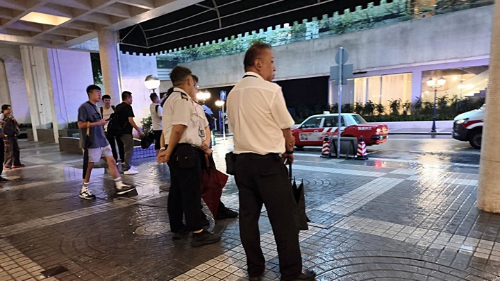 事件引起大批街坊圍觀。網圖