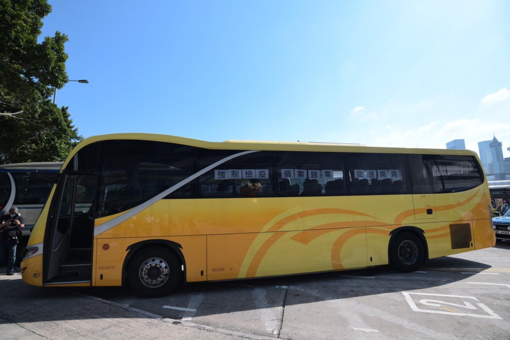 旅遊巴車窗上貼有「強制檢疫、個案歸零、從速開關」等字眼。
