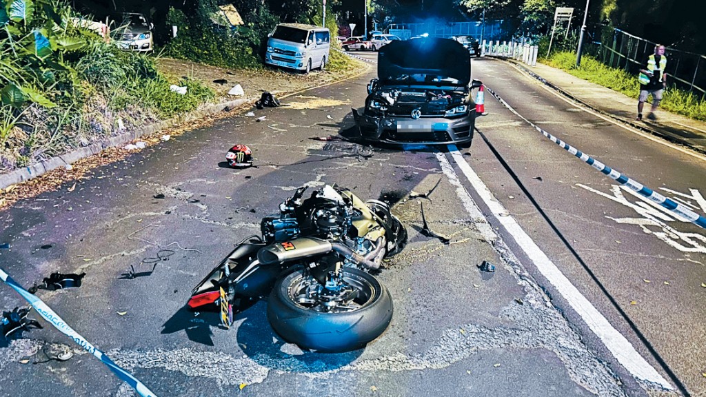荃錦公路發生電單車與私家車迎頭相撞，重傷鐵騎士送院搶救7小時後不治。