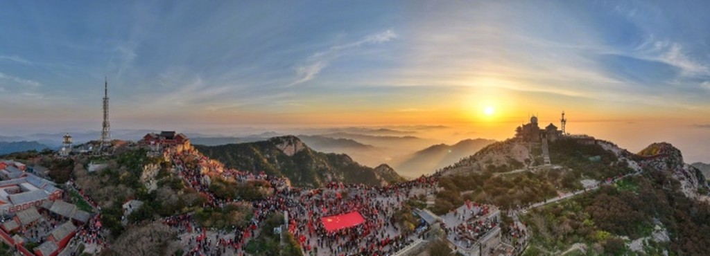 泰山日出遇上升旗礼，逾两万人见证“五一”限定震撼画面。 泰山日报