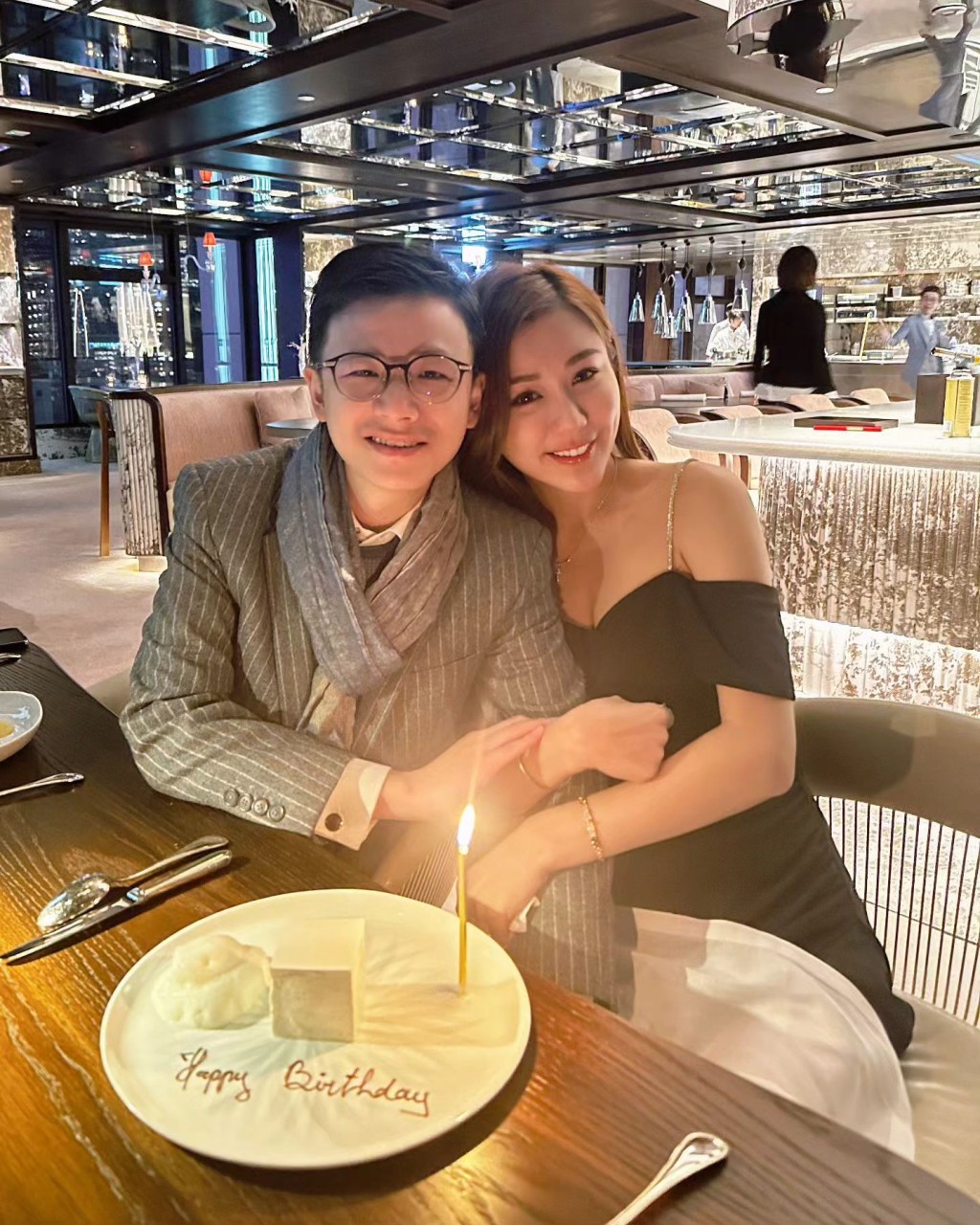 去年12月尾，陈尔正为老婆陈诗欣庆祝31岁生日。
