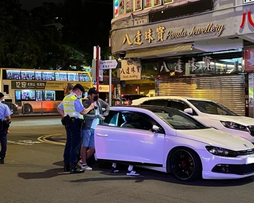 警方在西九龍多處設置路障檢查站，截查可疑車輛。警方圖片
