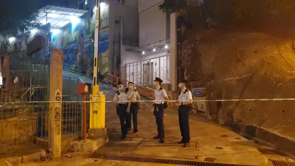 大批警員進入舊聖伯多祿中學。