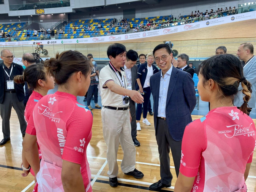 杨润雄与香港自行车代表队交流。杨润雄Fb图片
