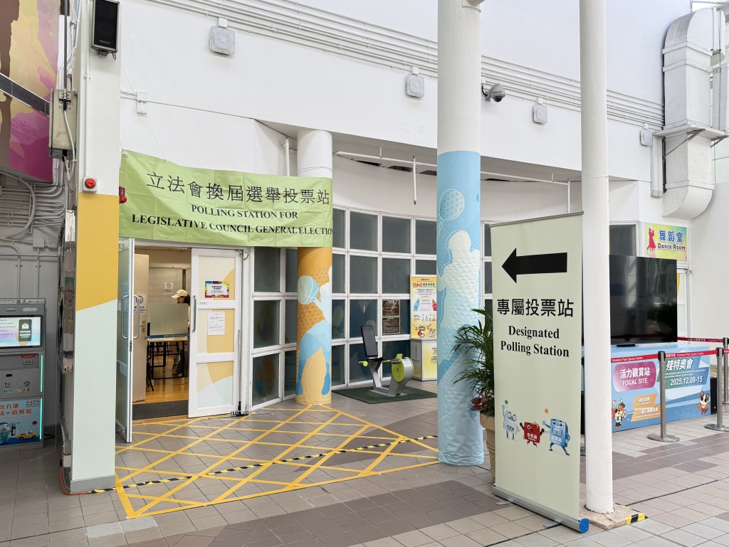 室內已擺好檯凳,門外亦懸掛橫幅及指示牌。 室內已擺好檯凳,門外亦懸掛橫幅及指示牌。