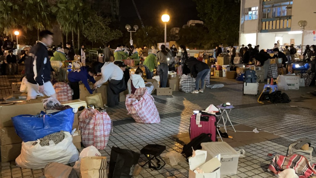 在廣福邨平台,同樣有大批熱心市民自發運送物資到來,大包小包擺放在平台匯集。蔡楚輝攝 在廣福邨平台,同樣有大批熱心市民自發運送物資到來,大包小包擺放在平台匯集。蔡楚輝攝