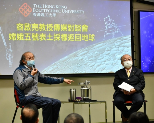 容啟亮教授(右)講述研發過程。