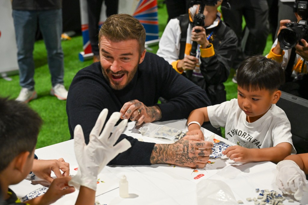 「萬人迷」碧咸(David Beckham)和NBA名人堂成員波殊(Chris Bosh)驚喜現身驚喜現身社區活動。攝影：魏國謙