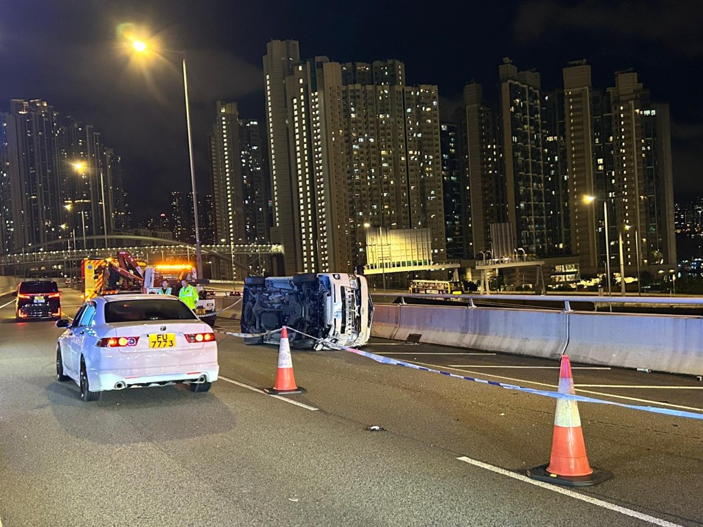 客貨車翻側。 客貨車翻側。