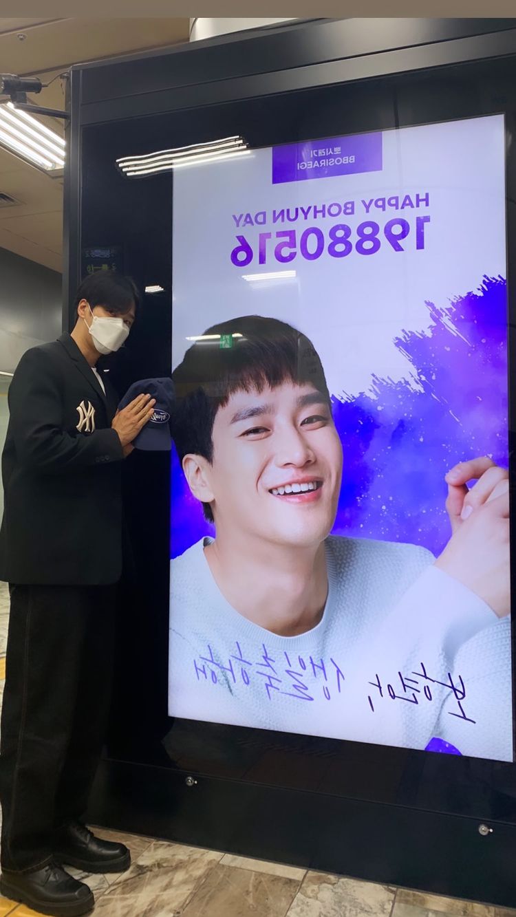 Fans又買下地鐵站廣告。