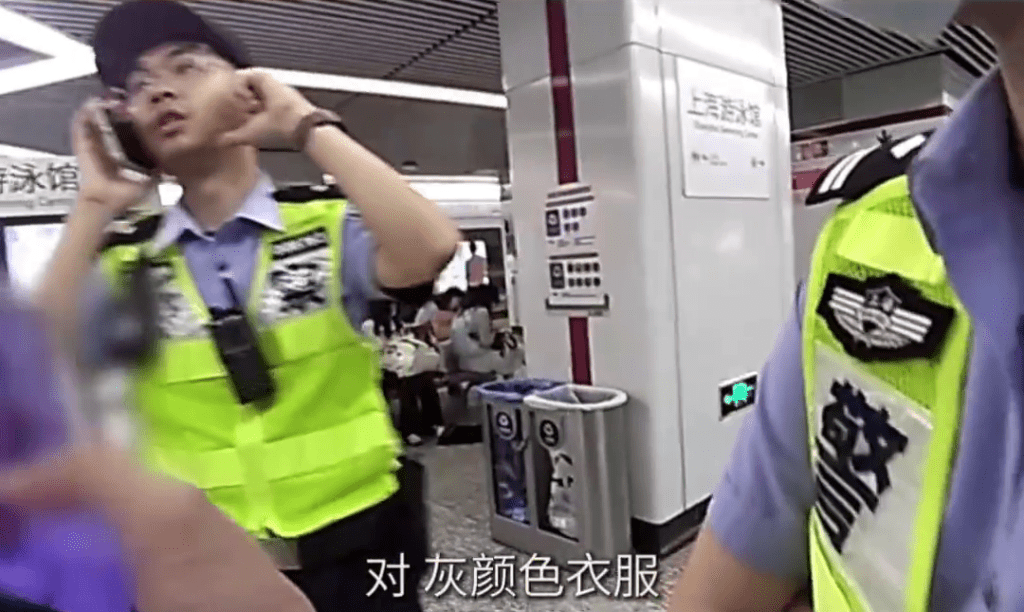 22岁女通缉犯跨省追星到上海睇时代少年团演唱会,地铁一出闸即被捕。图为警方在地铁站布防 22岁女通缉犯跨省追星到上海睇时代少年团演唱会,地铁一出闸即被捕。图为警方在地铁站布防