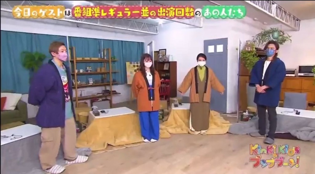 桥本环奈与上白石萌音（右二），一起上Kinki的节目宣传舞台剧。