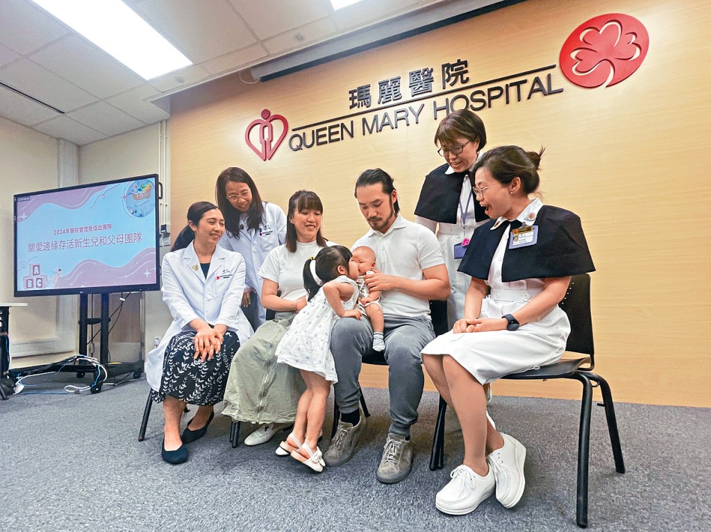 葉女士一對子女(中)現時健康成長。