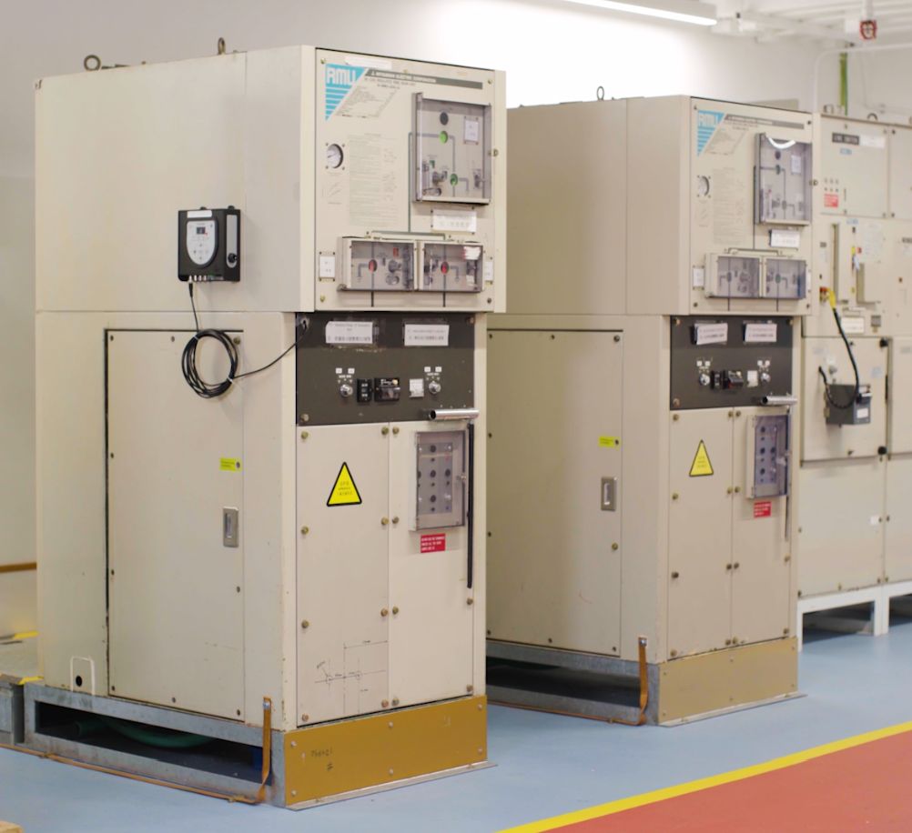 港燈在80年代首創以真空滅弧器配六氟化硫氣體作為「中壓開關掣」。