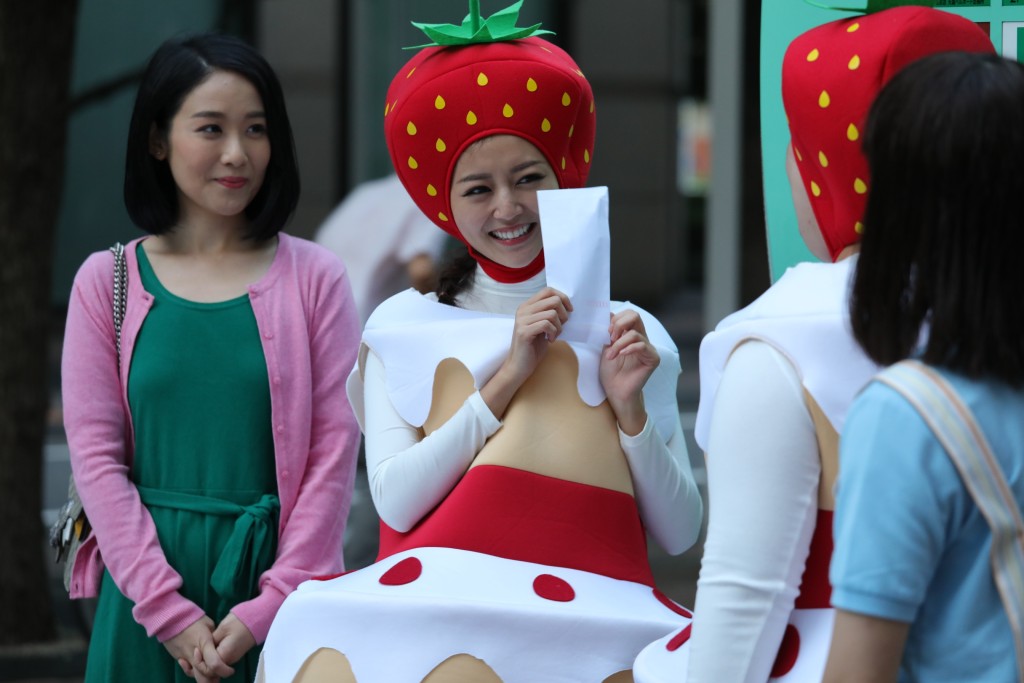 戲中詩雅造型多多,連士多啤梨都扮埋。