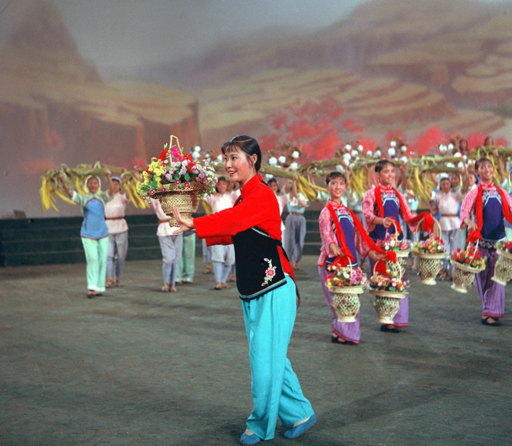郭蘭英演唱的《我的祖國》、《南泥灣》、《繡金匾》等經典歌曲家傳戶曉，深得民眾喜愛。新華社