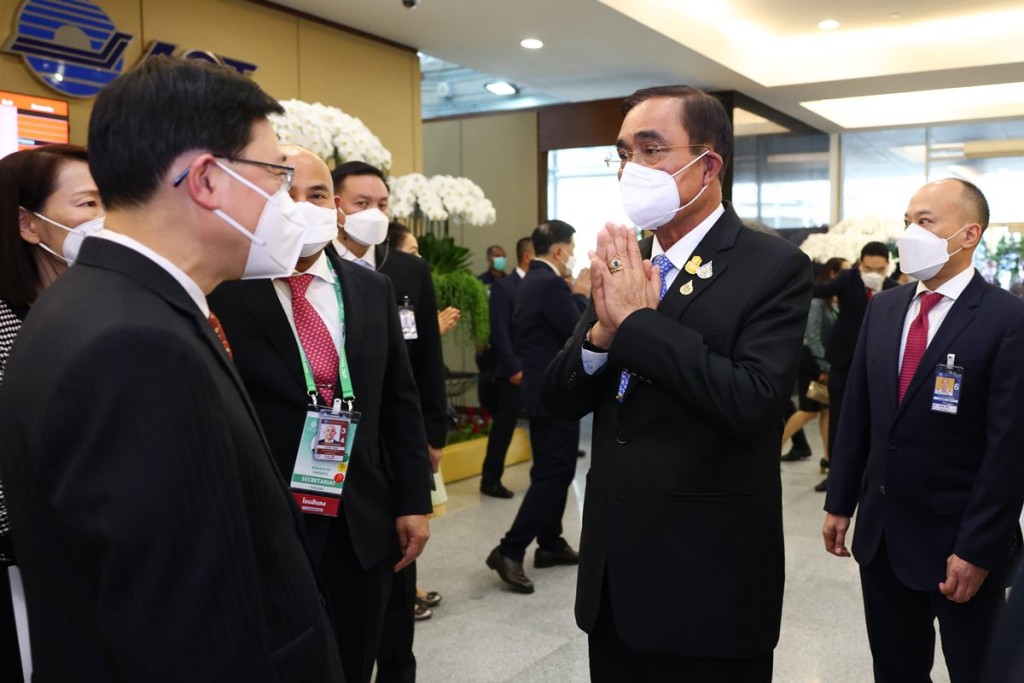李家超（左）抵達泰國曼谷，在機場與泰國總理巴育（右二）會面。（政府新聞處）