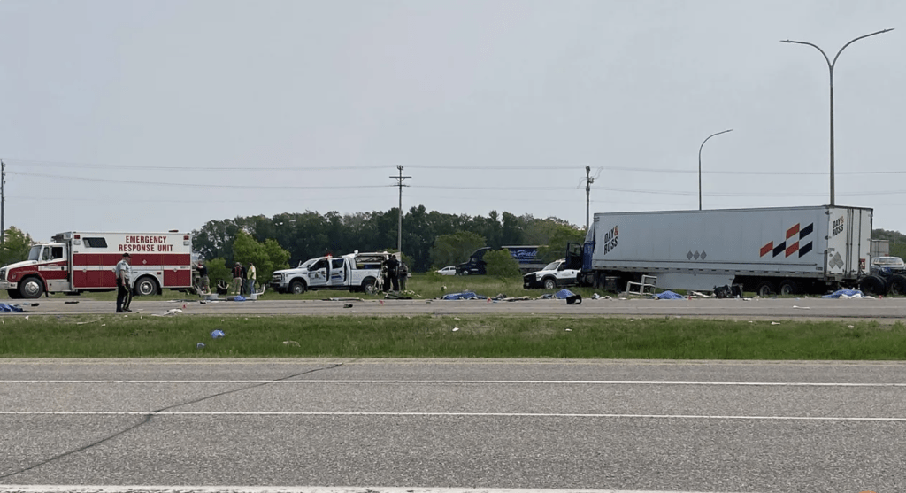 媒体新闻照片可见，道路上有多具用布覆盖的罹难者尸体。美联社