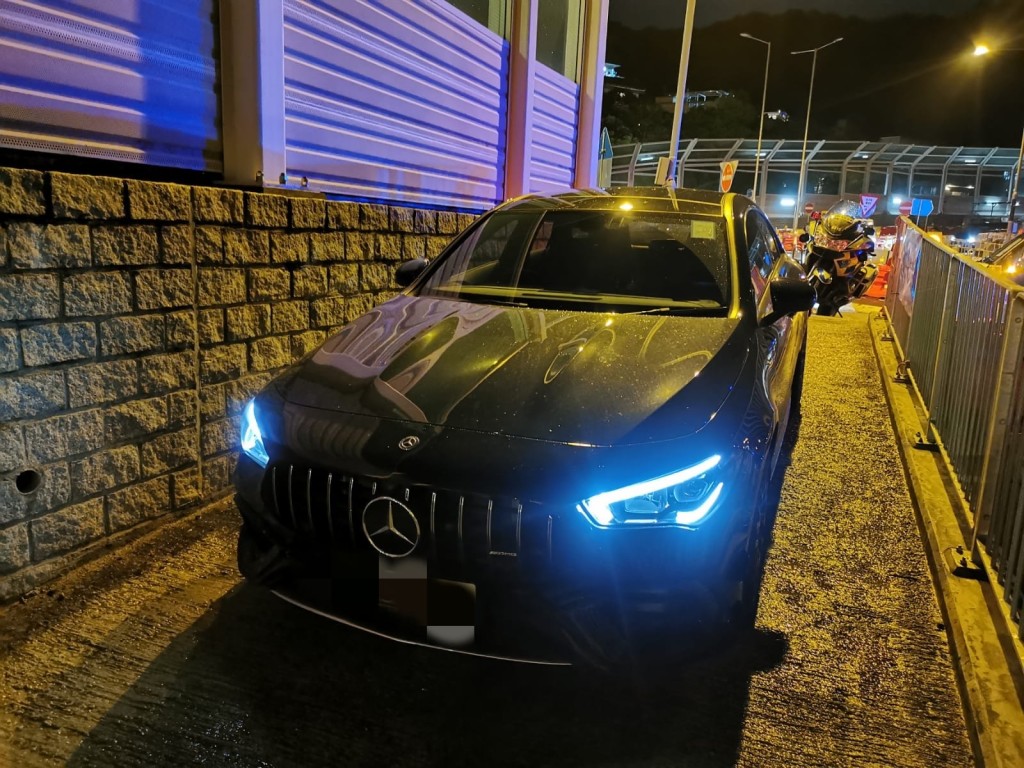 警方於西貢公路截查車輛時,揭發一名29歲司機停牌駕駛 。警方提供