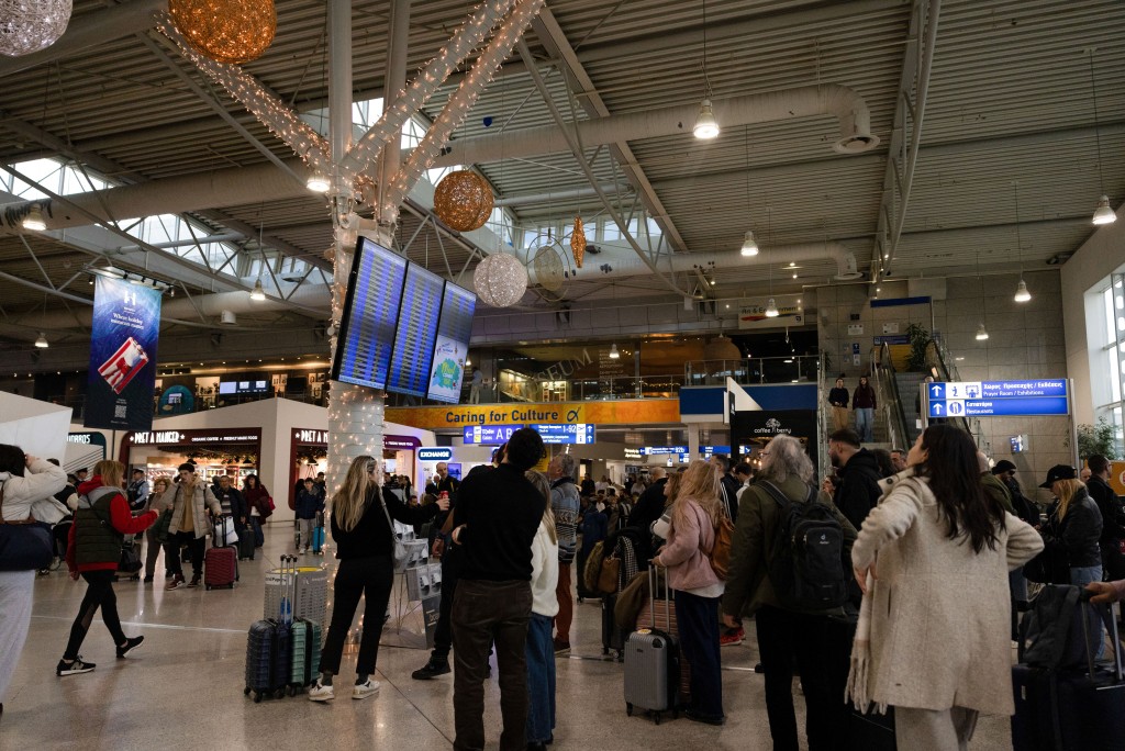 希臘多個機場航班一度全面停飛，數以千計旅客滯留。路透社