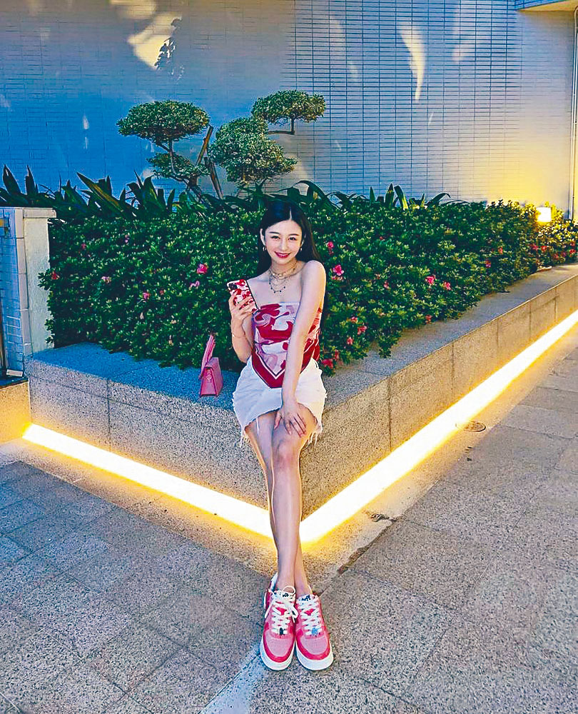 沈月肚兜配短裙仔，非常吸睛。