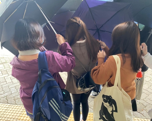 被告吳婉菁(中)。 張旭珊攝