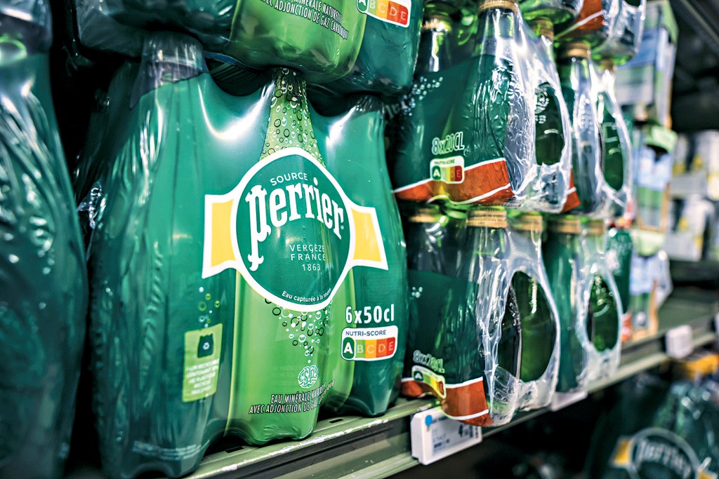 巴黎超市內的Perrier產品。