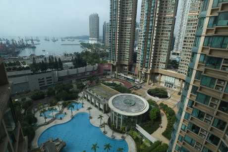 客廳外望屋苑內園及泳池景。