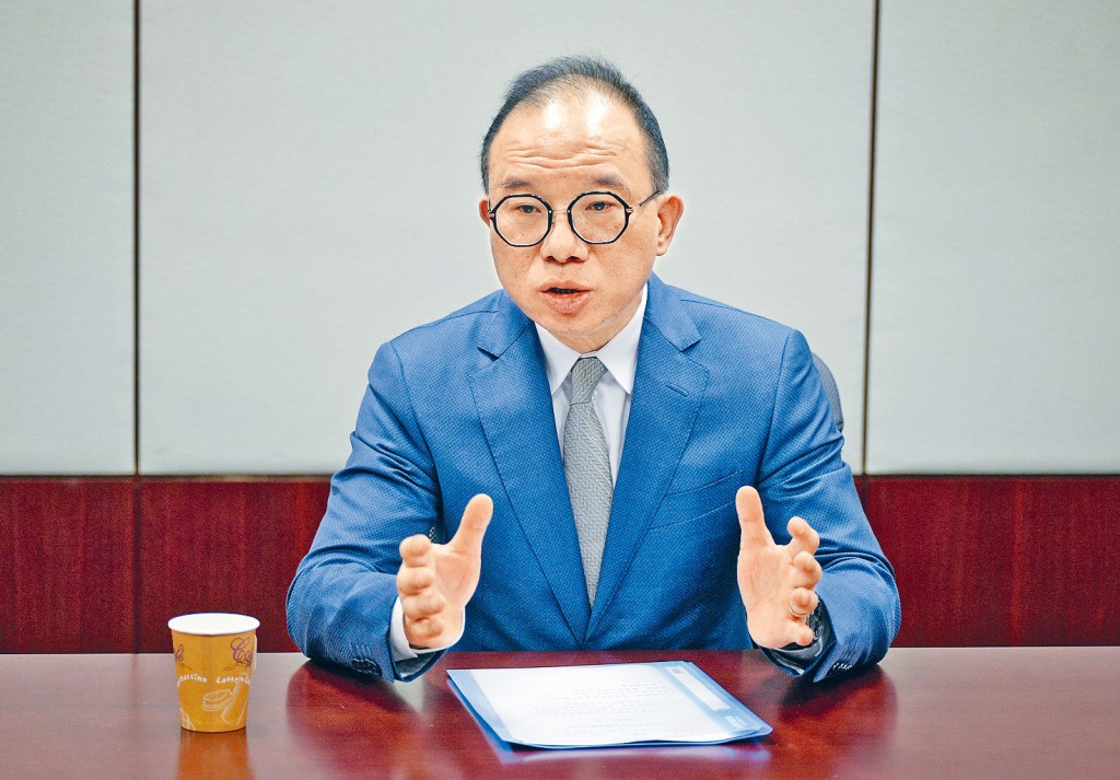 政制及內地事務局局長曾國衞