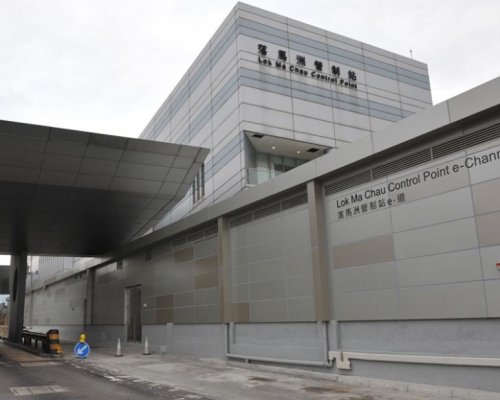 操普通話男童落馬洲管制站徘徊。資料圖片