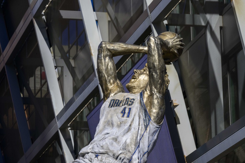 魯域斯基的巨型銅像揭幕。Reuters