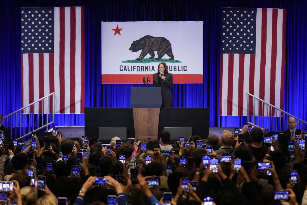 副總統賀錦麗在洛杉磯造勢大會上發言。AP
