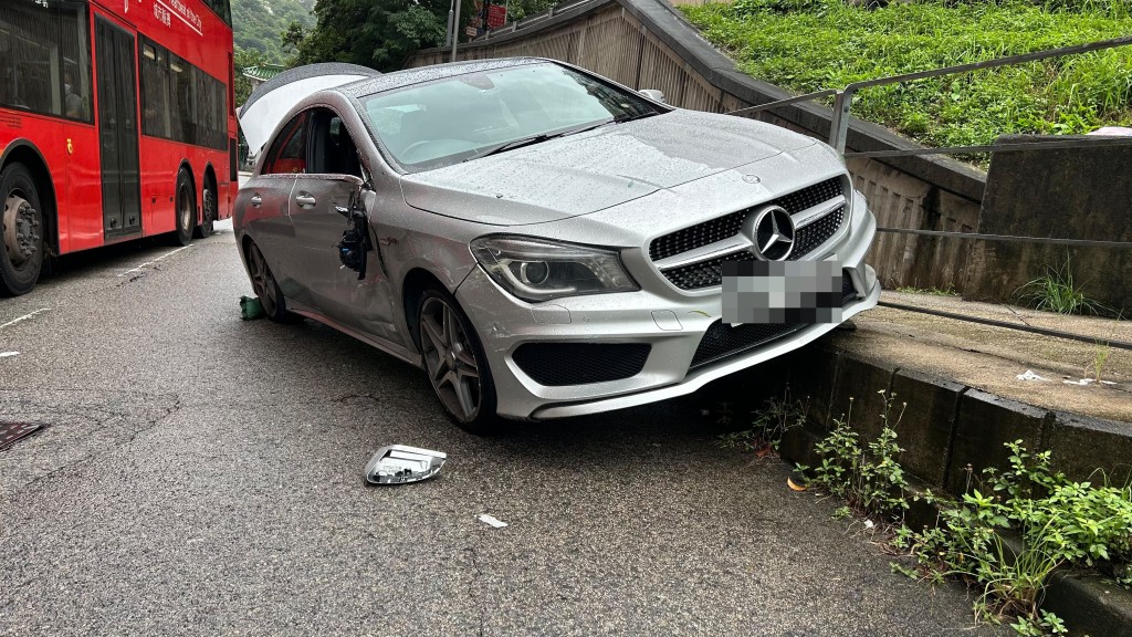 平治右邊車身與小巴碰撞。 平治右邊車身與小巴碰撞。