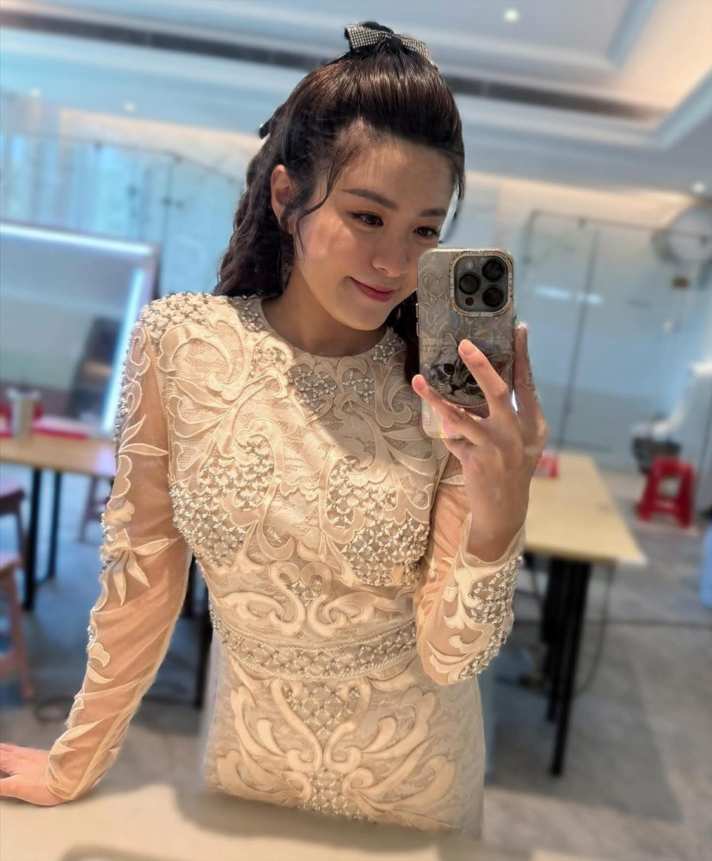 她飾演千金小姐「方芷君」的繽紛造型卻惹起網民熱議。 她飾演千金小姐「方芷君」的繽紛造型卻惹起網民熱議。