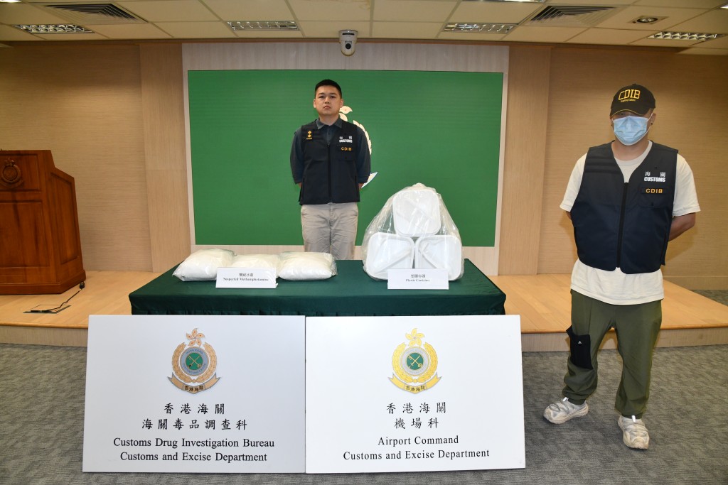海關檢獲約10公斤懷疑冰毒,估計市值約550萬元。 海關檢獲約10公斤懷疑冰毒,估計市值約550萬元。
