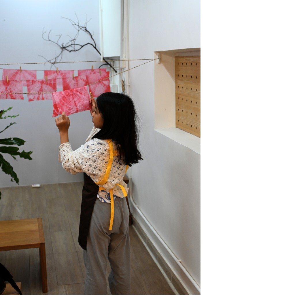 透過觀察色彩、 光影與紋理,動手創作藍曬、植物染等藝術作品,激發創意。(圖片來源:受訪者提供) 透過觀察色彩、 光影與紋理,動手創作藍曬、植物染等藝術作品,激發創意。(圖片來源:受訪者提供)